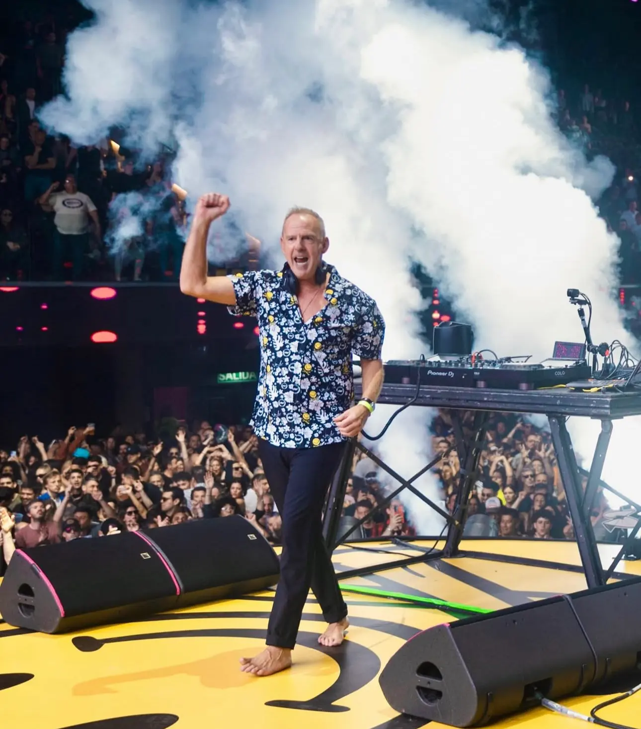 Full look of Fatboy Slim wearing the printed shirt on stage