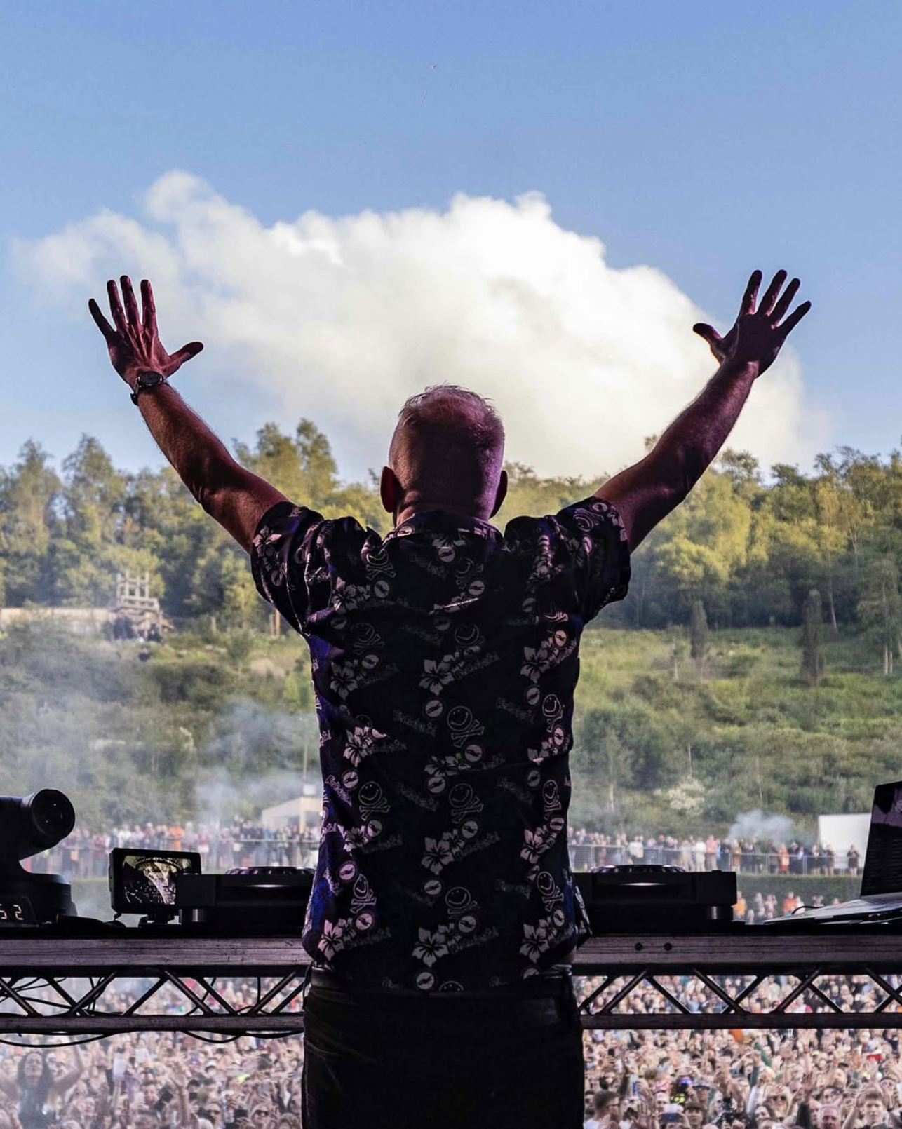 Fatboy Slim on stage wearing the print